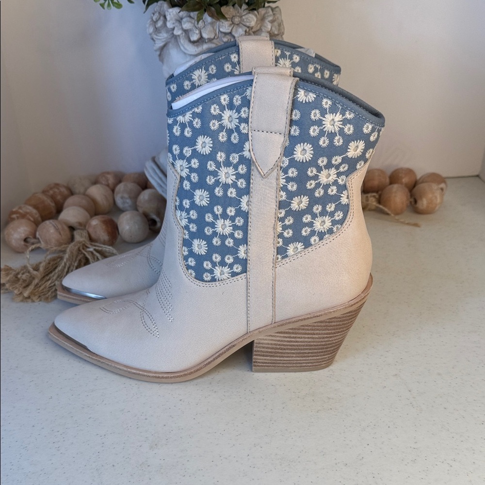 Dolce Vita Nashe women’s Ankle Boot Sz 8.5 Color: Blue Floral Nubuck - Picture 6 of 12